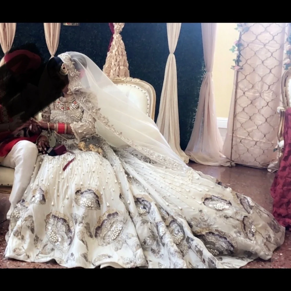 Manish Malhotra Bridal Lengha - Picture 3 of 7
